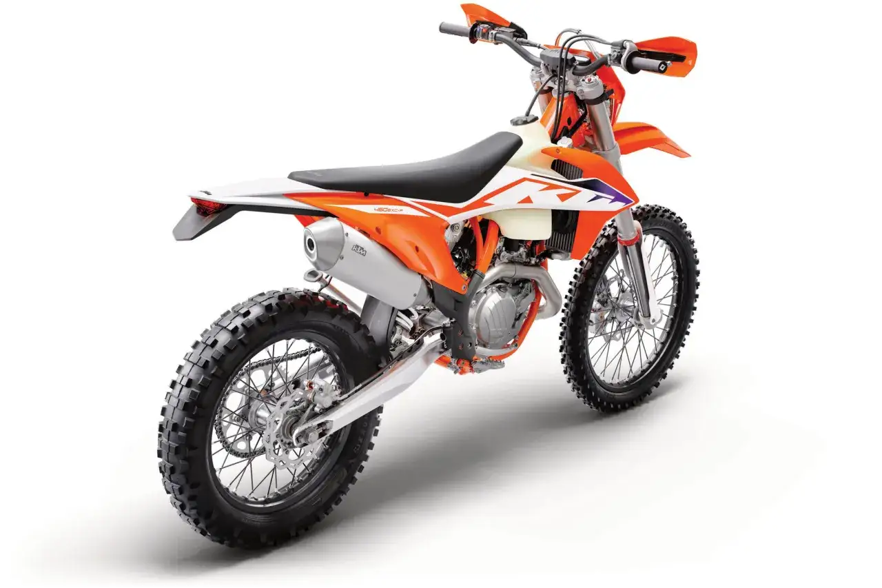 Pomarańczowy motocykl KTM EXC 450, gotowy do jazdy terenowej. Zastanawiasz się, ktm exc 450 ile koni?