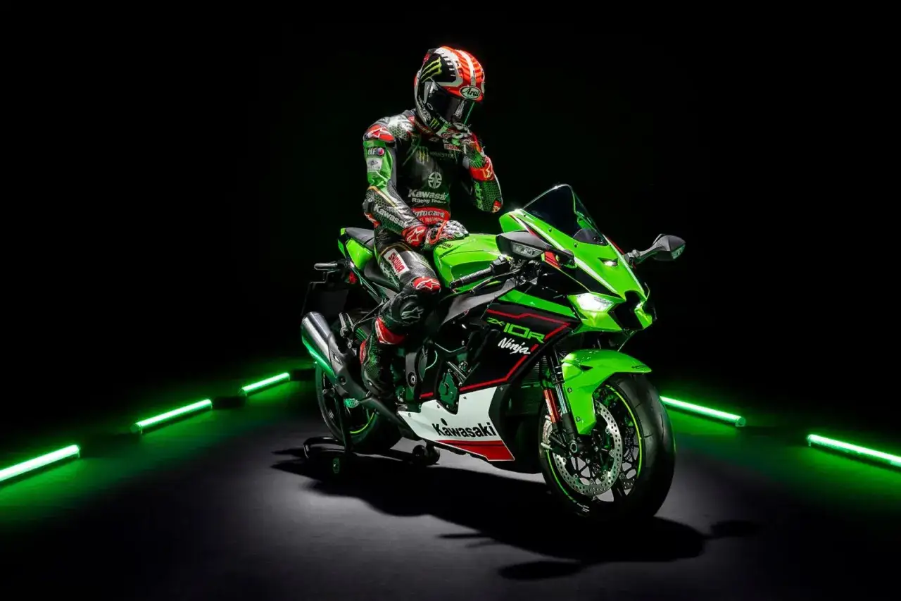 Motocyklista w kombinezonie siedzi na zielonym Kawasaki ZX-10R Ninja. Dane techniczne tego potwora budzą podziw.