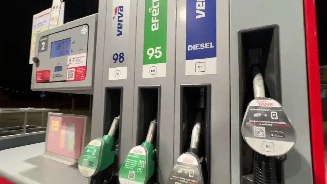 Dylemat: jakie paliwo do motocykla? Na stacji paliw dostępne są 98, 95 (E10) i Diesel (B7). Wybór zależy od modelu maszyny.
