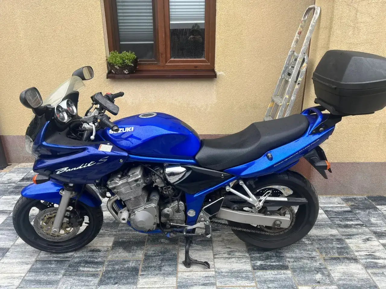 Błękitny Suzuki Bandit 600, gotowy do drogi. Jego moc i sportowy wygląd zachwycają.