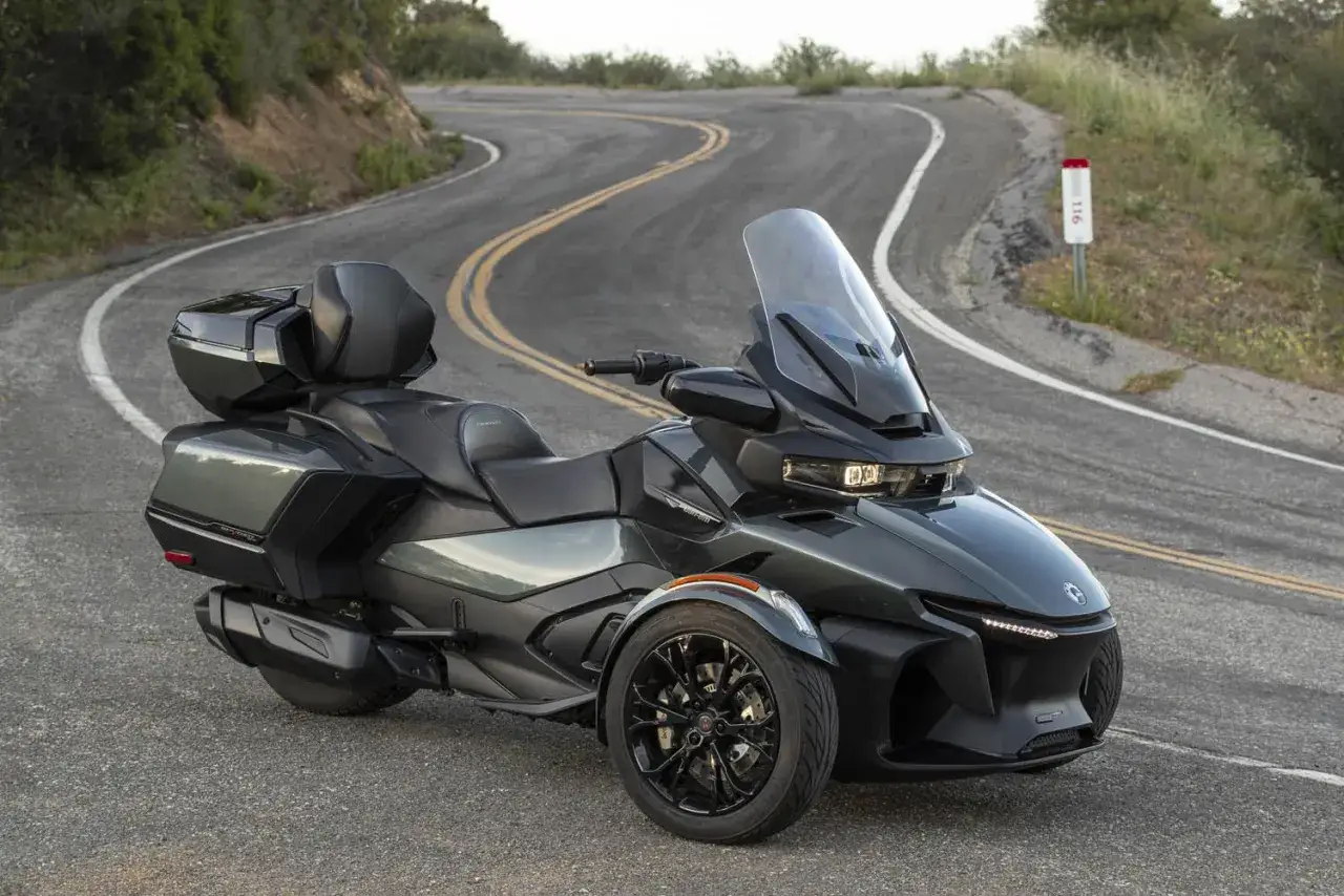 Can-Am Spyder na krętej drodze, gotowy do osiągnięcia swojej prędkości maksymalnej.