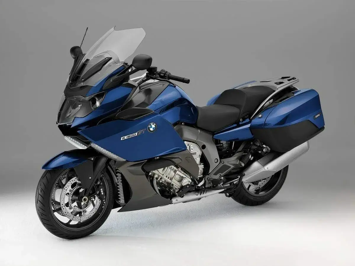 Niebieski motocykl BMW K1600GT z kuframi. Poznaj jego bmw k1600gt dane techniczne i możliwości.