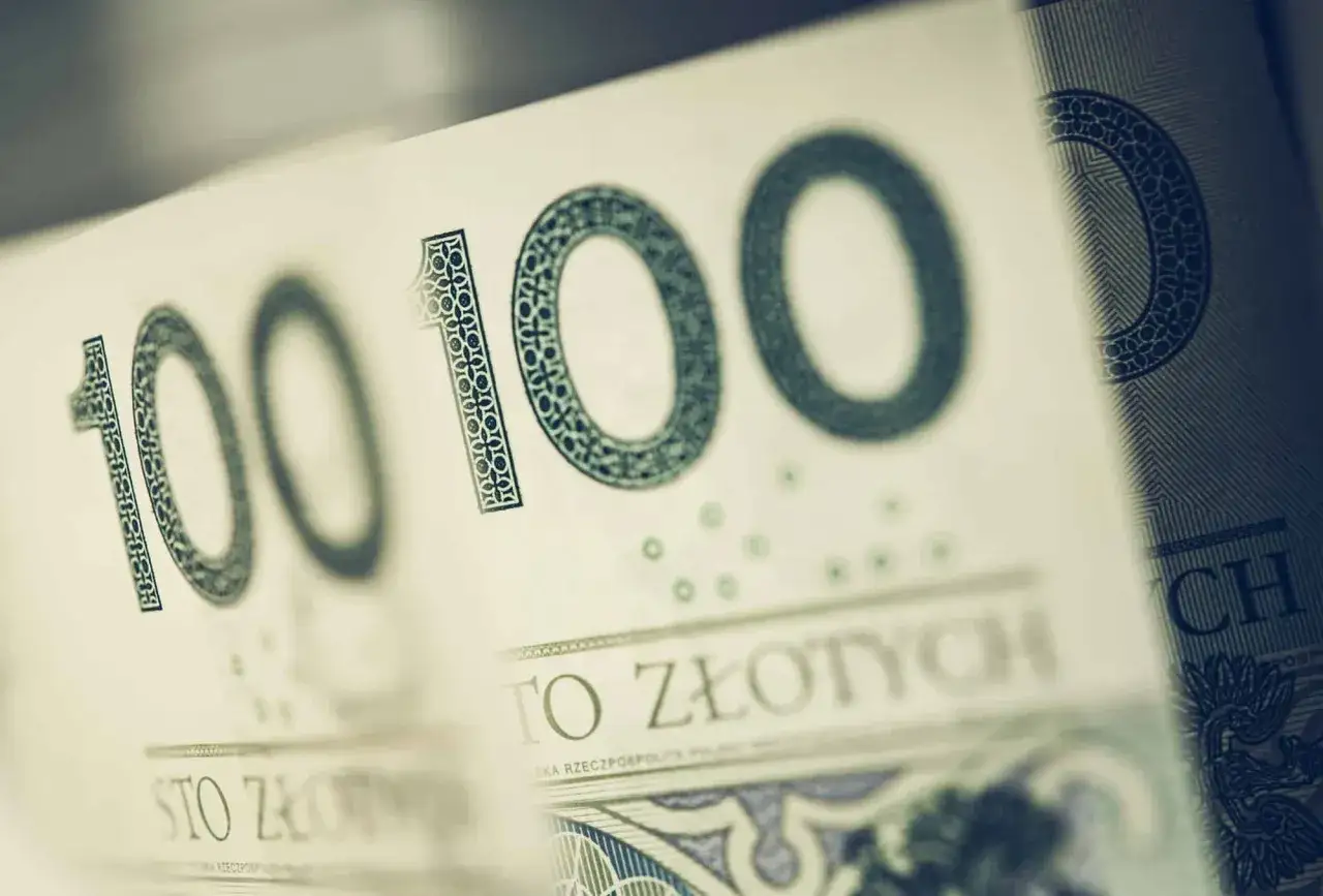 Sto złotych, symbolizujące podatek od kupna motocykla.