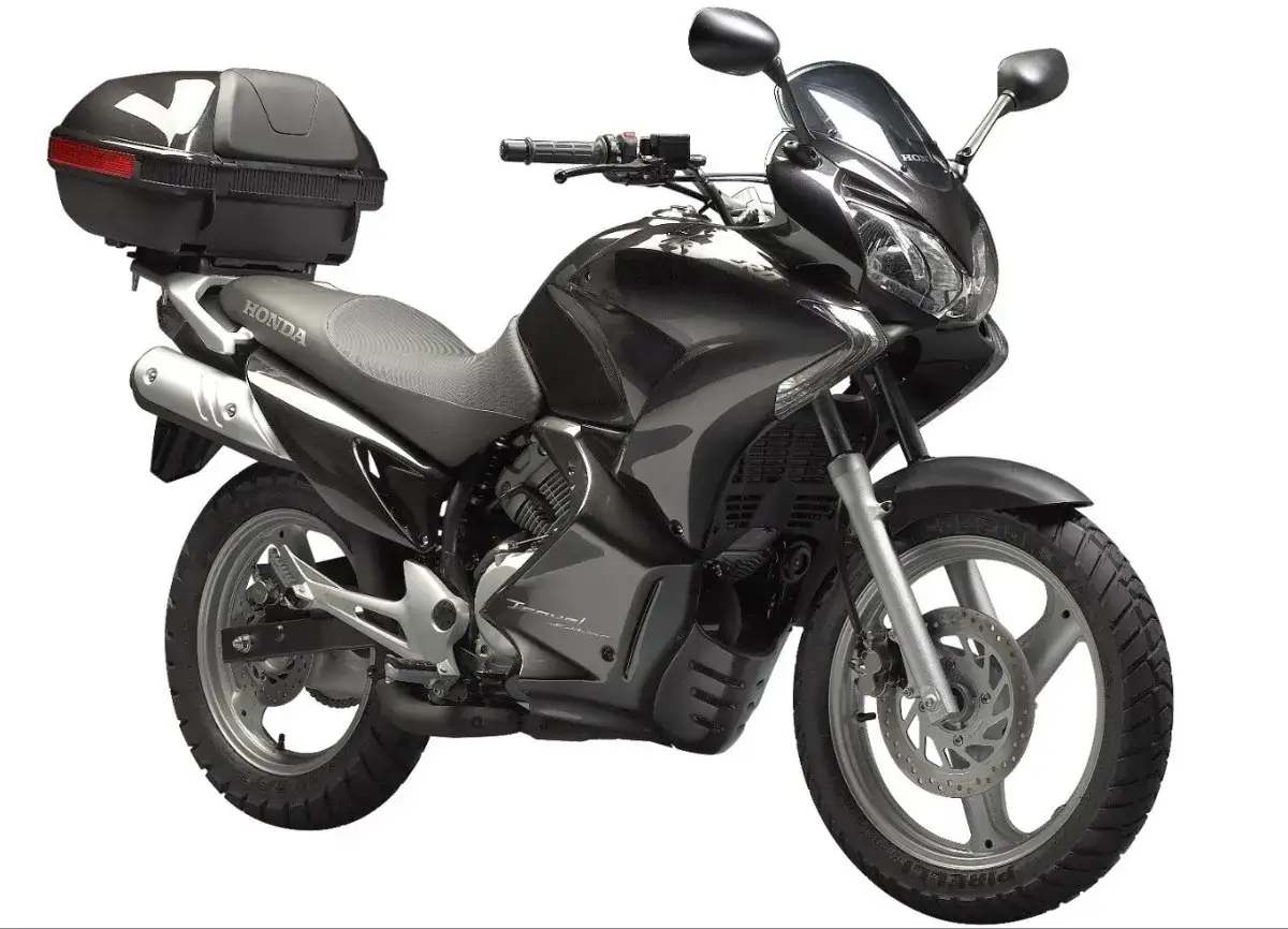 Czarny motocykl Honda Varadero 125 z kufrem, gotowy do odblokowania mocy na trasie.