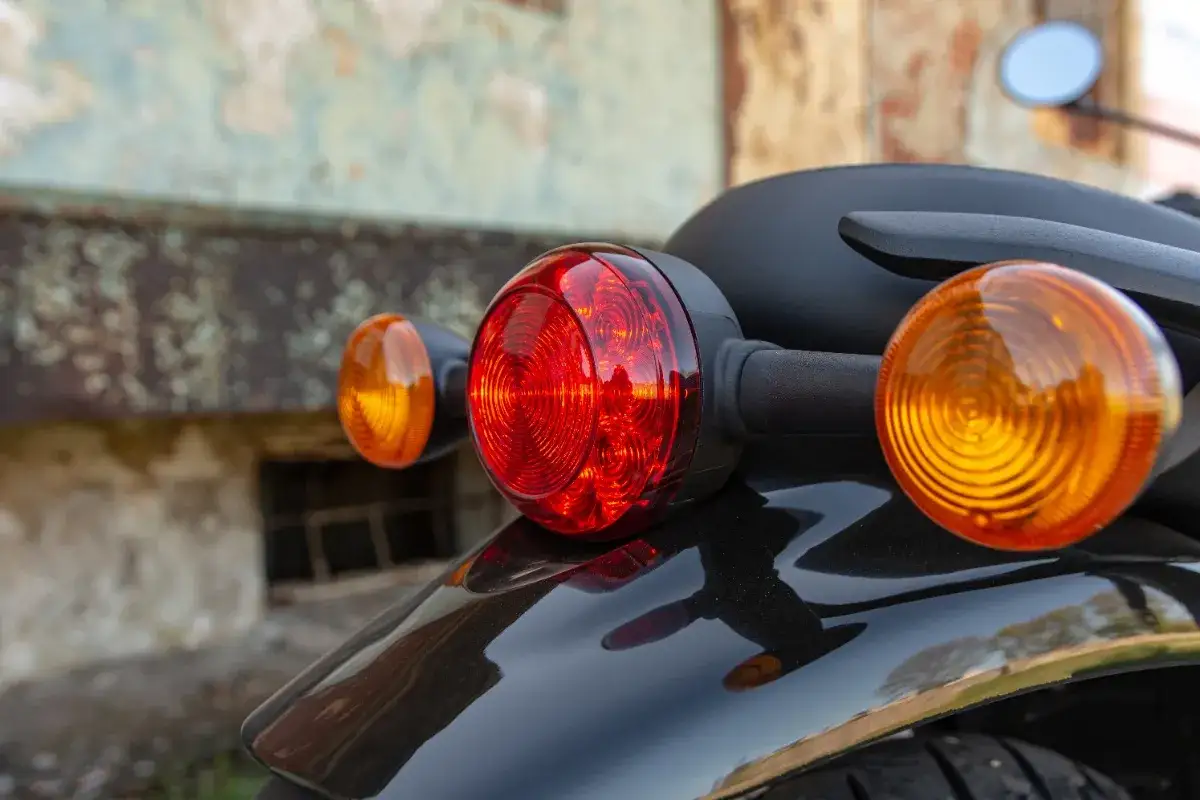 Czerwone i pomarańczowe światła w motocyklu, gotowe do drogi.