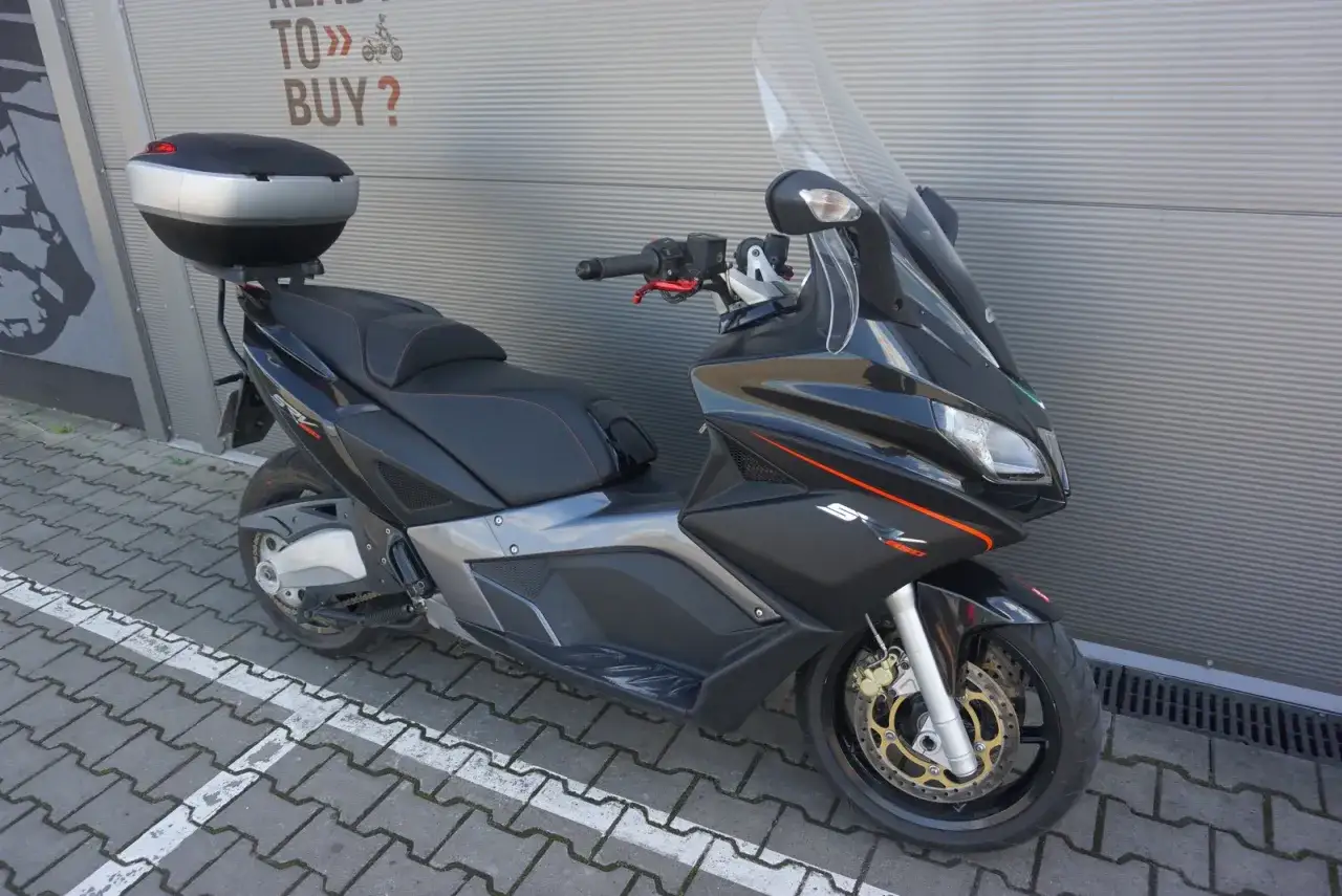 Czarny skuter Aprilia SRV 850 z kufrem. Sprawdź aprilia srv 850 dane techniczne i możliwości tego maxi skutera.