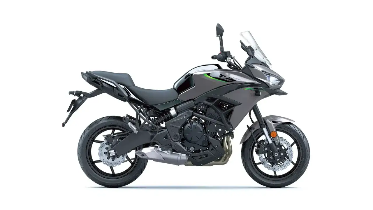 Szary motocykl Kawasaki Versys 650. Poznaj jego wszechstronne versys 650 dane techniczne i przygotuj się na przygodę.