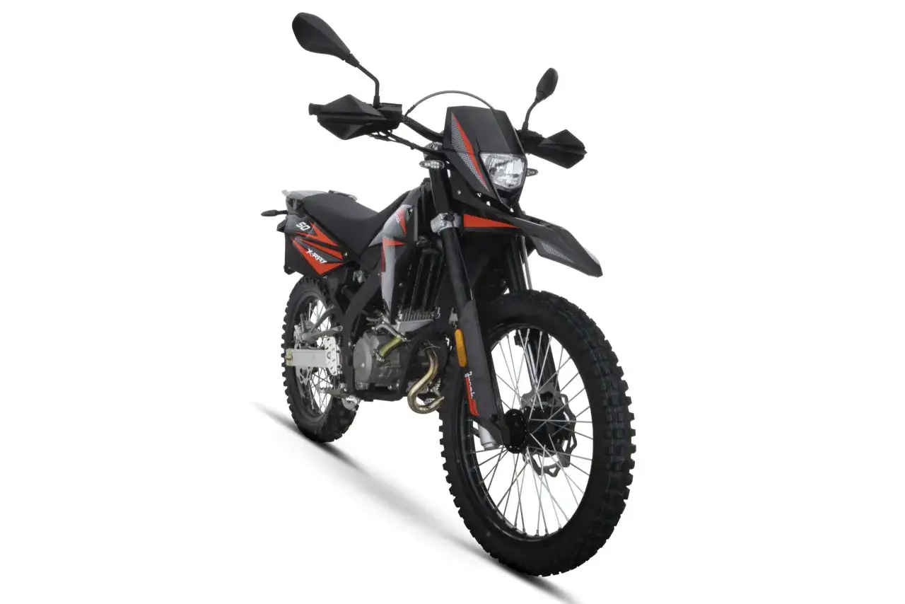 Czarny motocykl Junak X-Ray 50 z pomarańczowymi akcentami, gotowy na przygodę.
