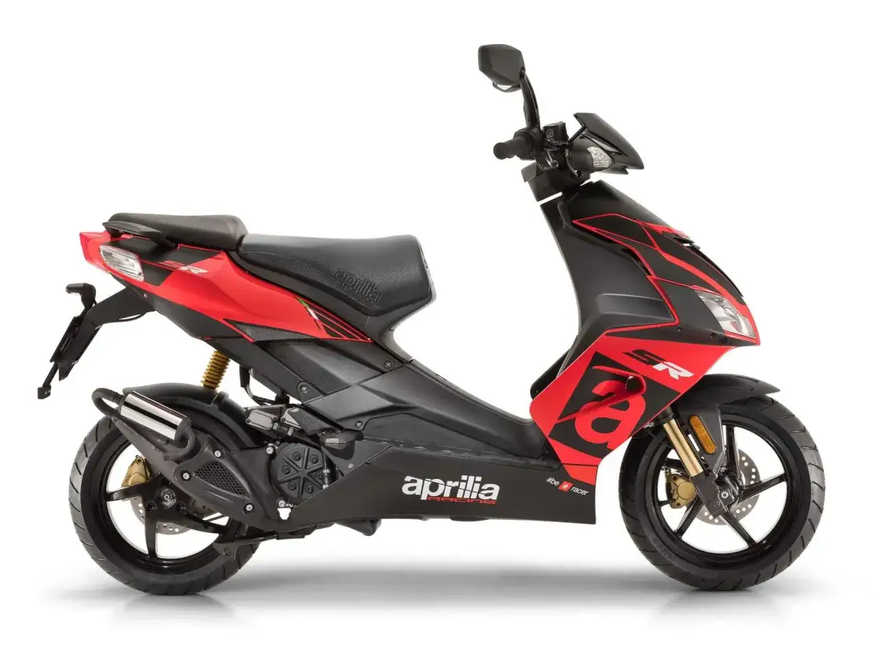 Czerwono-czarny skuter Aprilia SR 50. Zastanawiasz się, ile jedzie skuter 50 bez blokad? Ten model potrafi zaskoczyć!