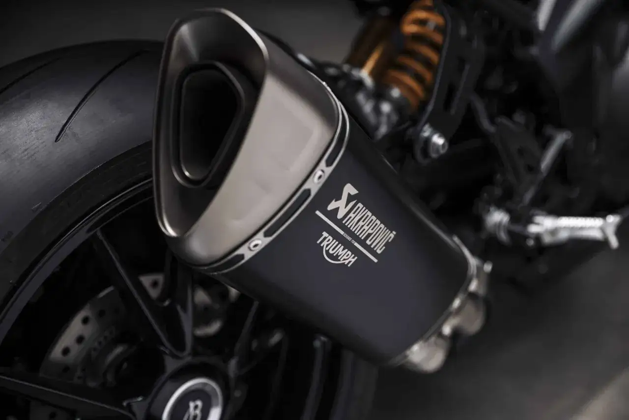 Wydech Akrapovič dla motocykla Triumph. Detale budowy tłumika motocyklowego.