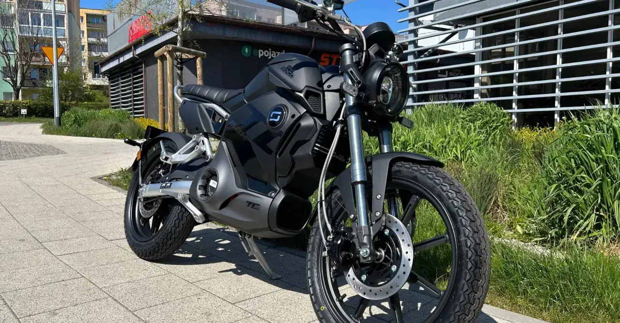 Czarny motocykl Super Soco na chodniku. Dowiedz się, jak zabezpieczyć motocykl przed kradzieżą, stosując najlepsze metody.