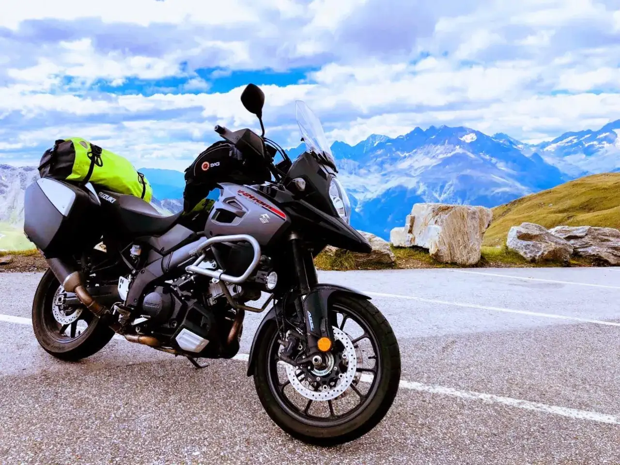 Suzuki V-Strom got ubranie na motor turystyczny. Gotowy na przygodę w górach z bagażem.