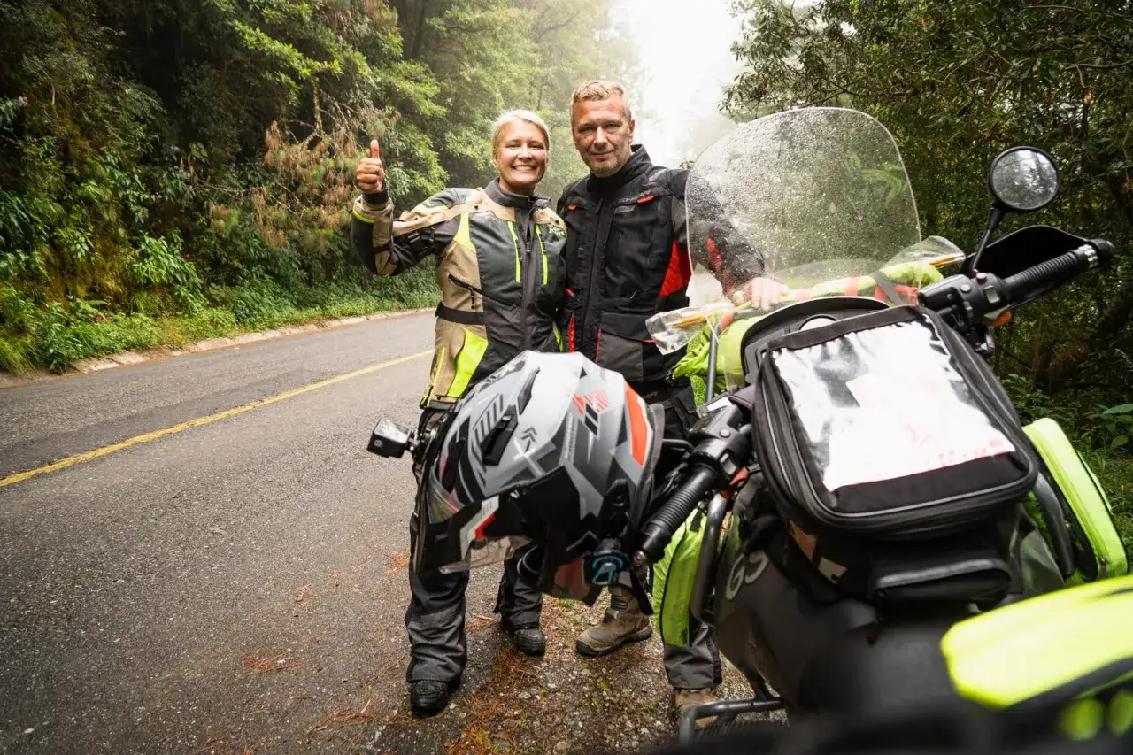 Para wyprawy motocyklowej, z kaskiem i motocyklem gotowym do drogi. Wiesz już, co zabrać na wyprawę motocyklową?
