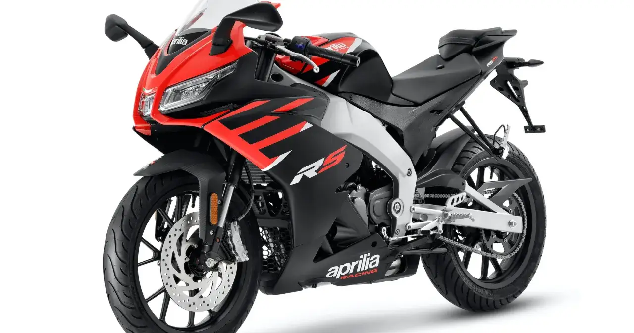 Sportowy motocykl Aprilia RS 125 w czerwono-czarnej kolorystyce. Idealny dla młodych kierowców, którzy marzą o pierwszej poważnej maszynie.