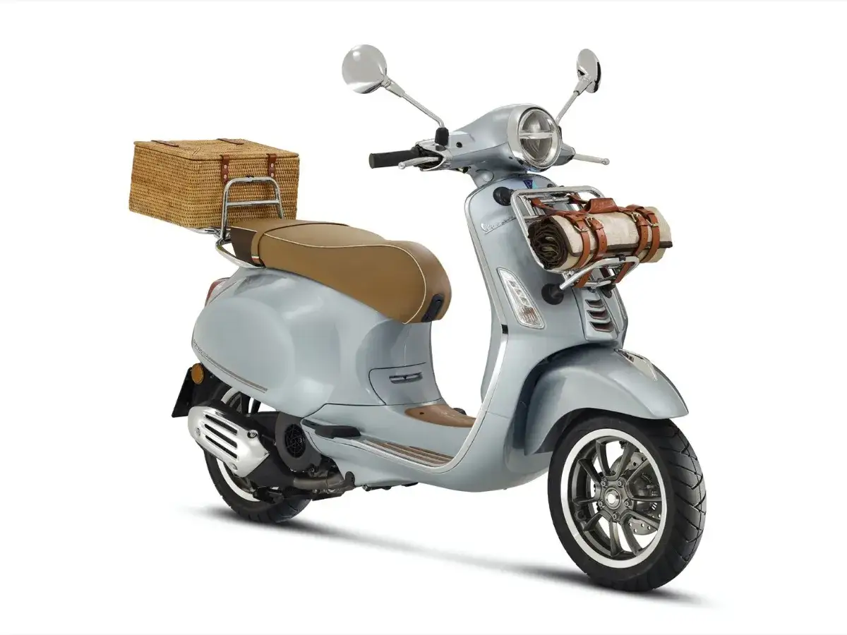Stylowe skutery retro 125 z wiklinowym koszem i kocem na piknik. Idealne na letnie wypady.