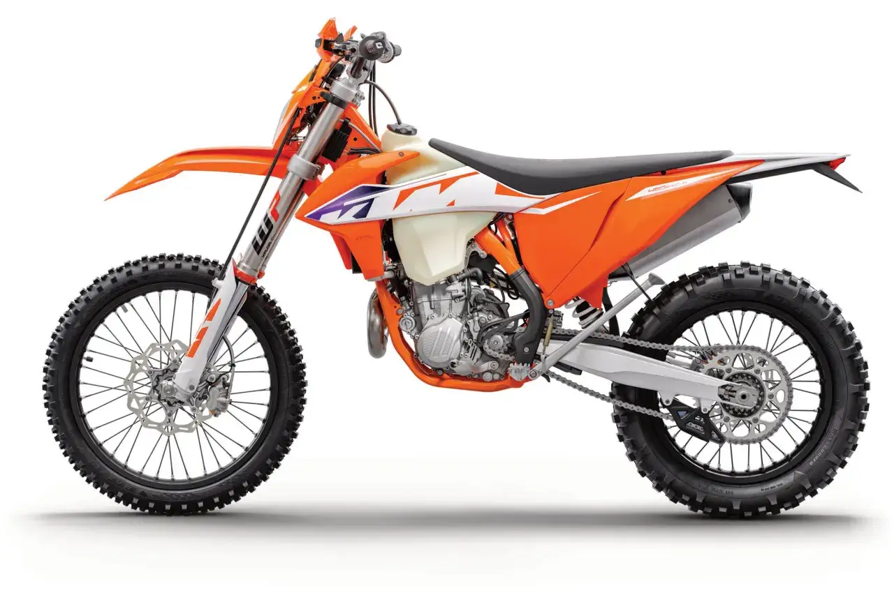 Pomarańczowy motocykl KTM EXC 450, gotowy do akcji. Zastanawiasz się, ktm exc 450 ile koni ma pod maską?