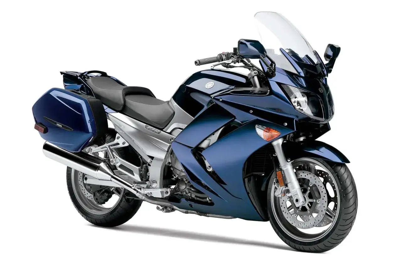 Granatowy Yamaha FJR 1300, sportowo-turystyczny motocykl, który mimo wielu zalet, ma też swoje wady.