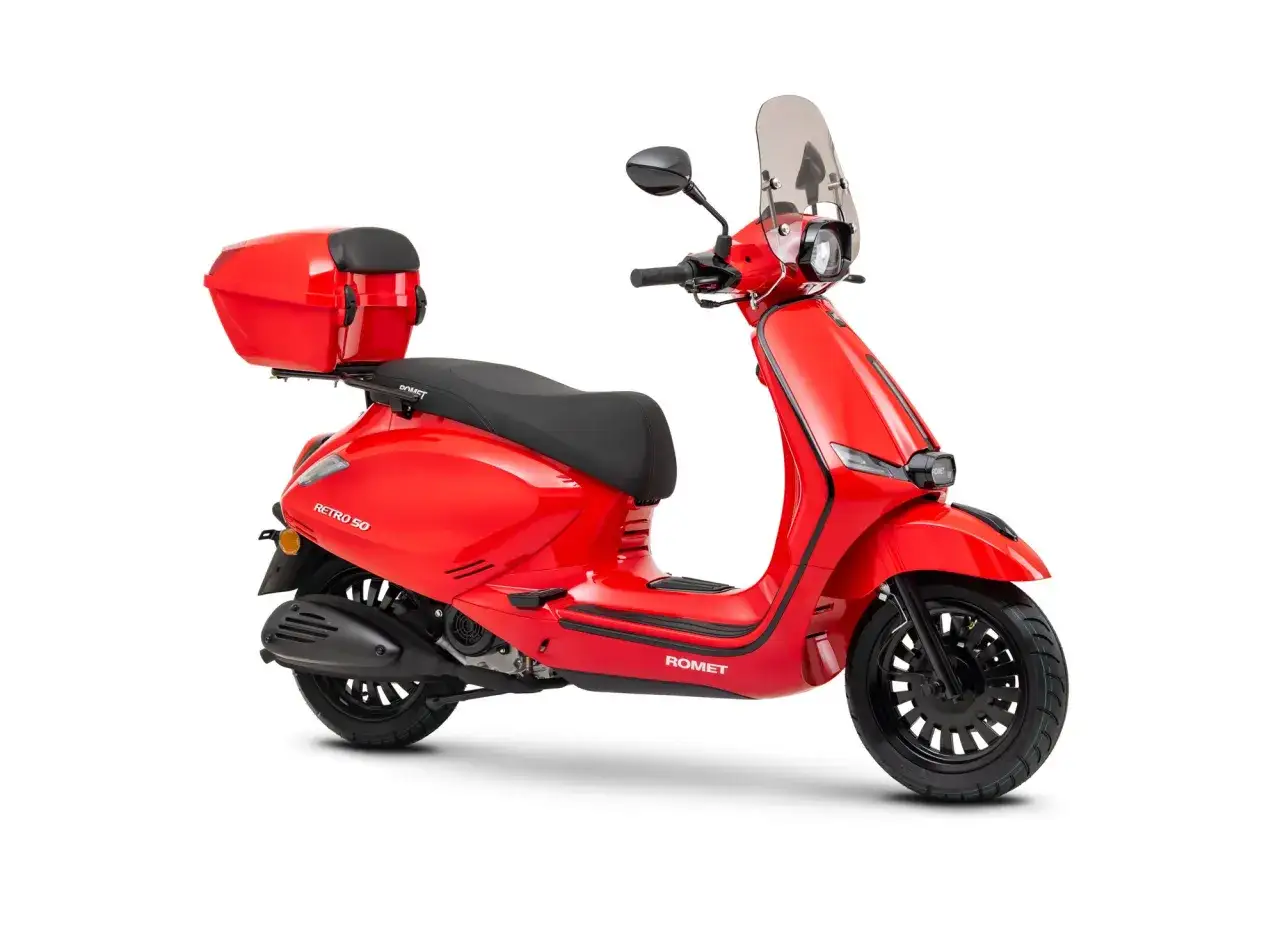 Czerwony skuter Romet Retro 7 50 z kuferkiem i szybą, gotowy na miejskie przygody.