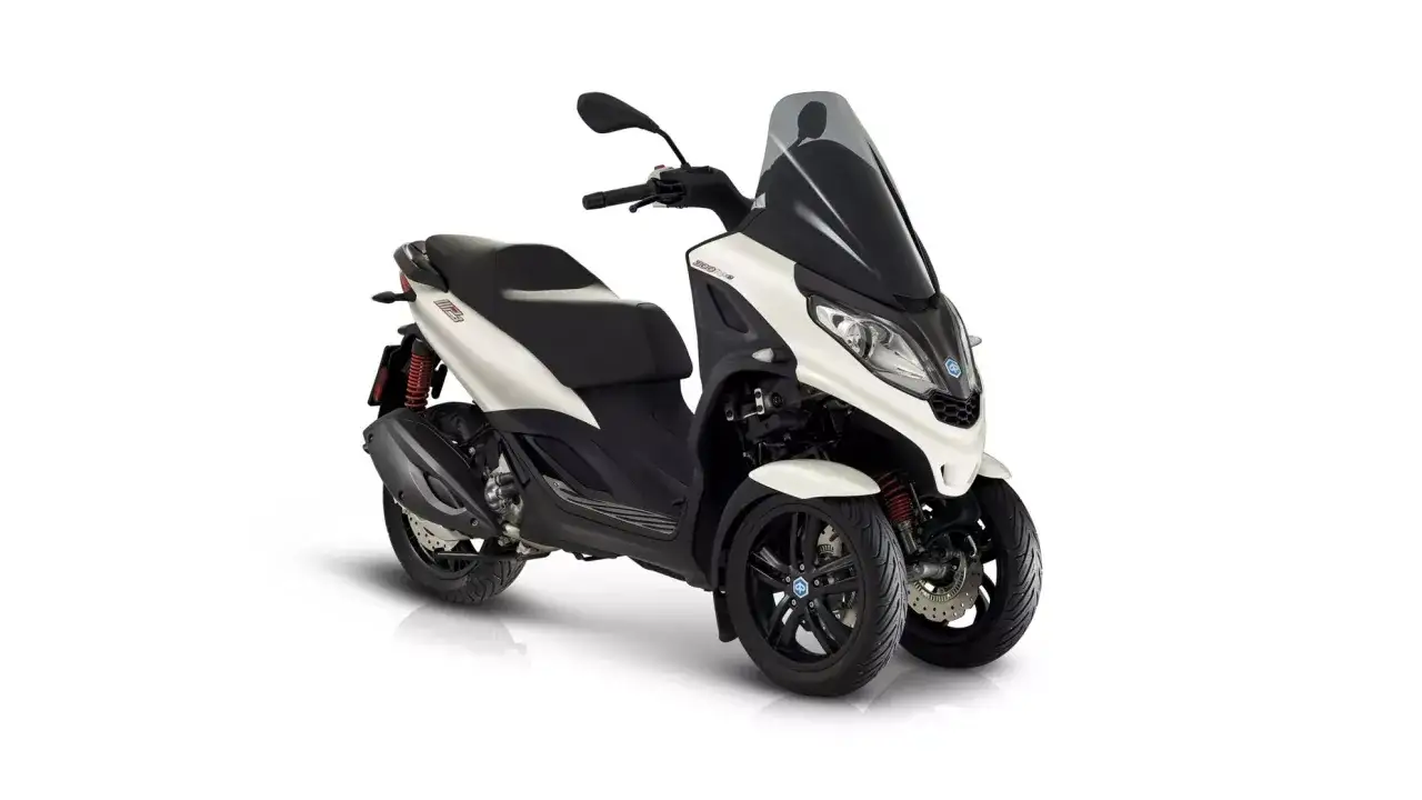 Biały Piaggio MP3 300 z czarną kanapą i przyciemnianą szybą. Poznaj piaggio mp3 300 dane techniczne.