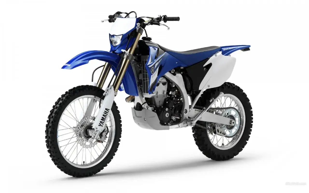 Niebiesko-biały motocykl Yamaha WR 450. Poznaj jego yamaha wr 450 dane techniczne i możliwości terenowe.