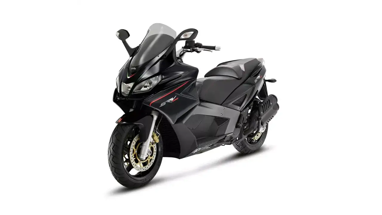 Czarny skuter Aprilia SRV 850, z czerwonymi akcentami i napisem SRV. Idealny do miasta i na trasy, sprawdź aprilia srv 850 dane techniczne.