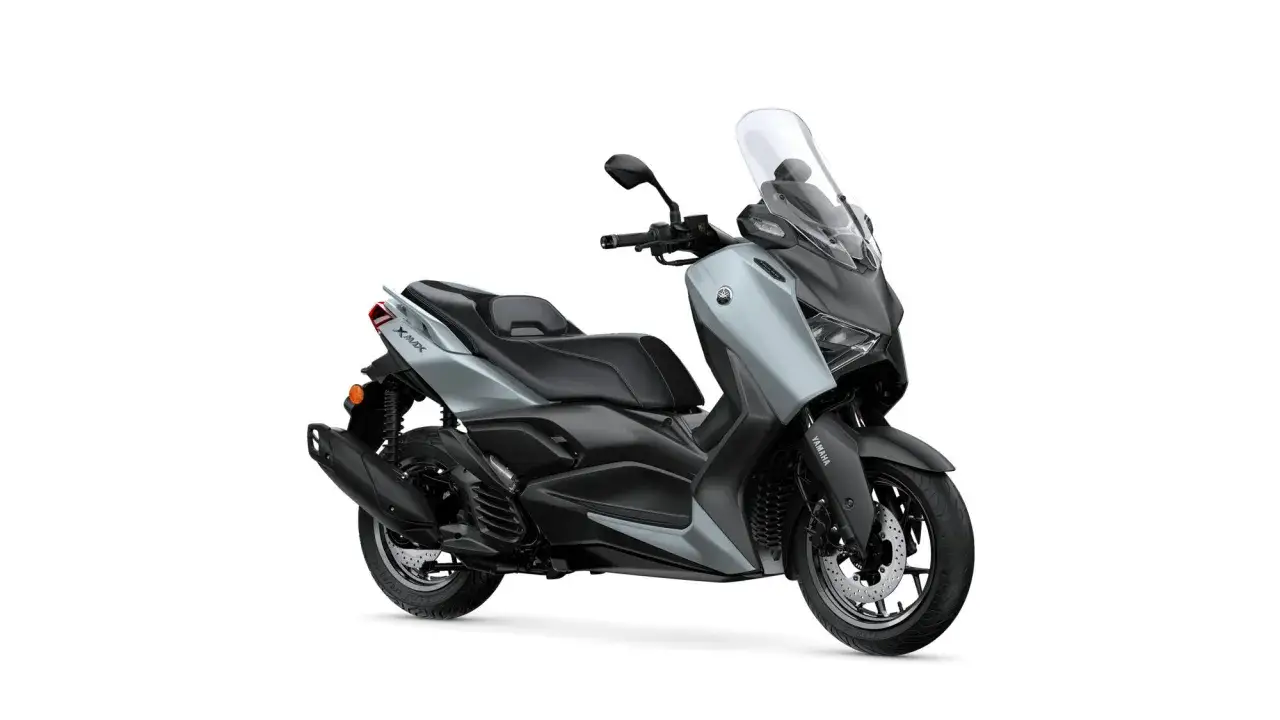 Srebrny skuter Yamaha X-MAX 125, gotowy do osiągnięcia swojej prędkości maksymalnej.