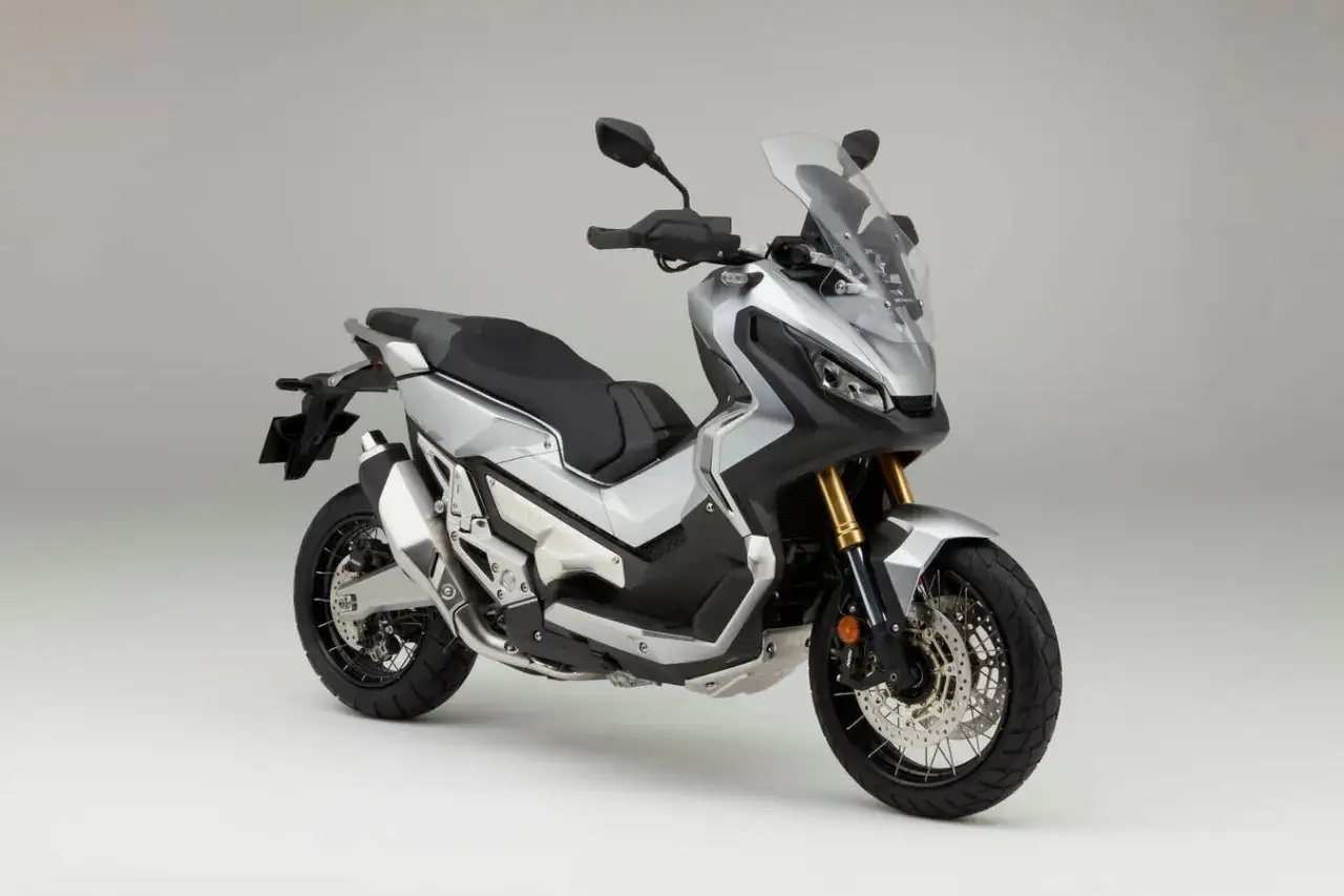 Srebrny skuter Honda X-ADV 750, gotowy na przygodę.