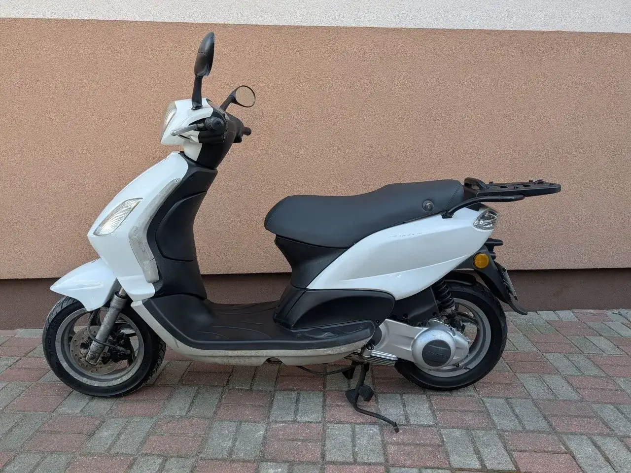 Biały skuter Piaggio Fly 125, idealny do miasta. Sprawdź piaggio fly 125 dane techniczne i wybierz swój!