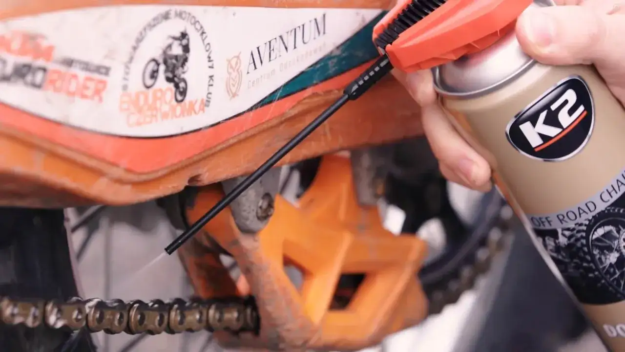 Aplikacja smaru K2 Off Road Chain na łańcuch motocykla. Idealny wybór, jaki smar do łańcucha motocyklowego dla Twojej maszyny.