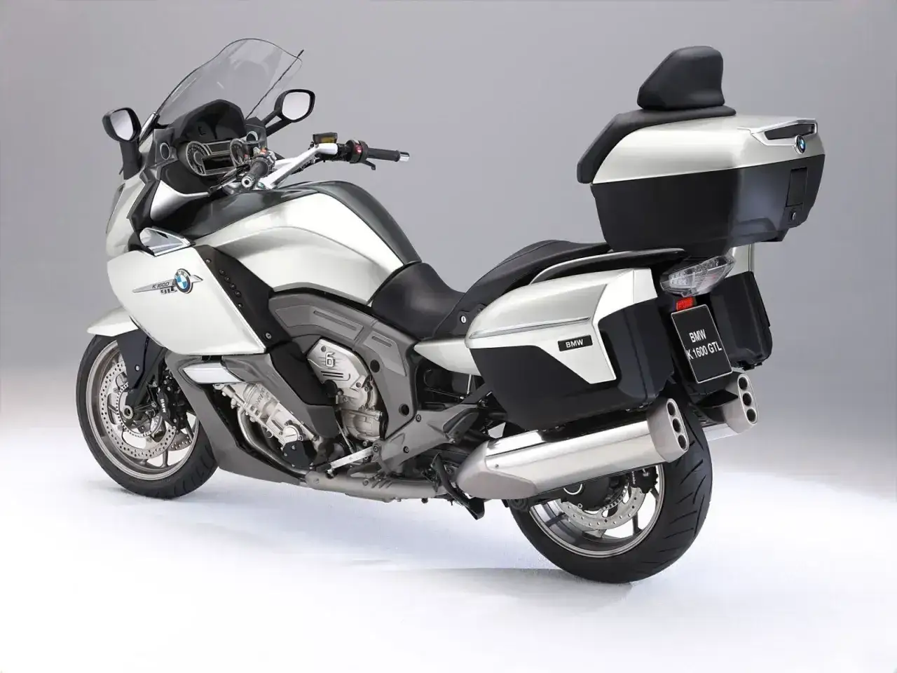 Srebrno-czarny motocykl turystyczny BMW K1600GTL. Poznaj jego imponujące bmw k1600gtl dane techniczne i możliwości.