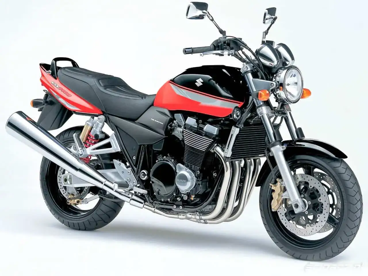 Czerwono-czarny motocykl Suzuki GSX1400. Zastanawiasz się, ile pali motocykl? Ten klasyk z pewnością zapewni niezapomniane wrażenia z jazdy.