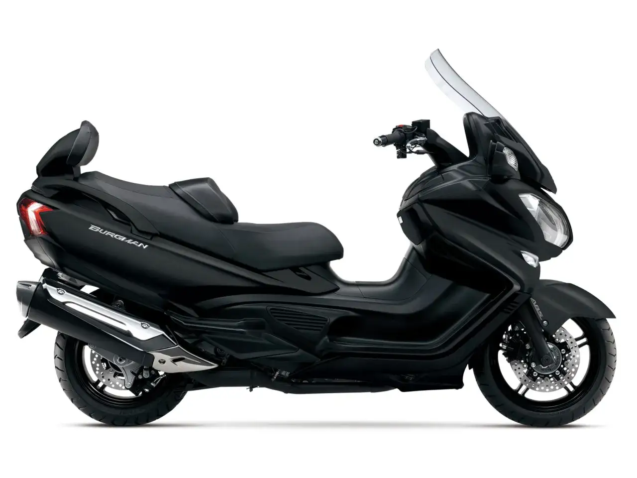 Czarny Suzuki Burgman 650, skuter z komfortowym siedzeniem i dużą szybą, gotowy na podróż.