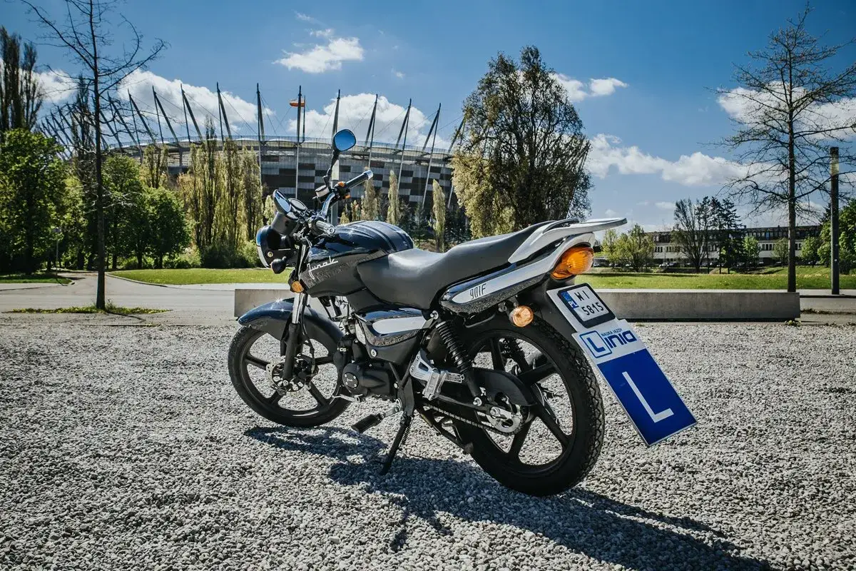 Czarny motocykl z tablicą