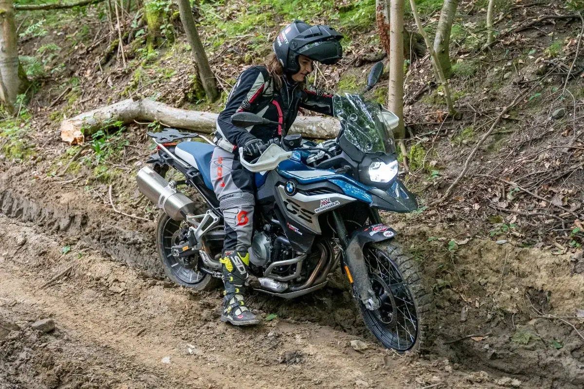 Motocyklista na BMW GS 850 w terenie. Poznaj dane techniczne tego wszechstronnego motocykla.