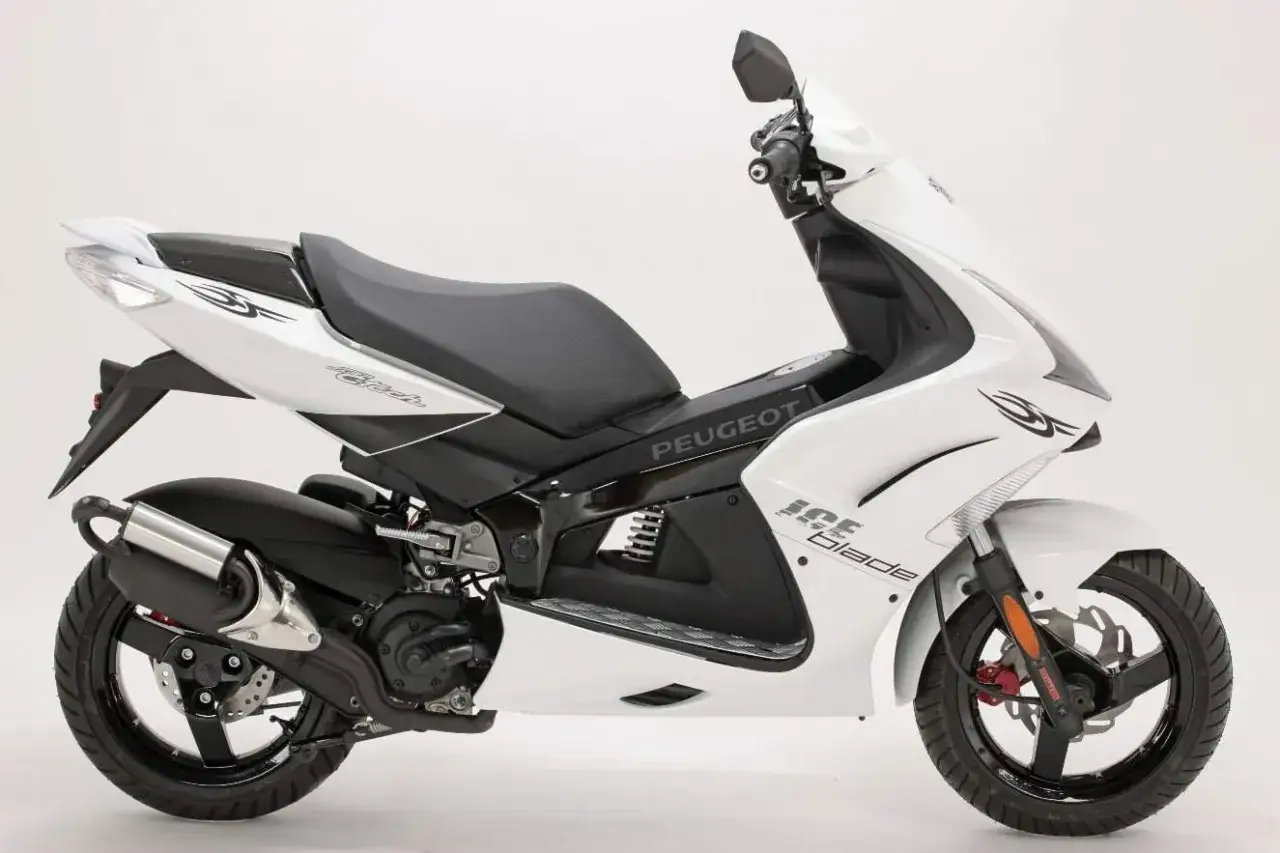Biały skuter Peugeot Jet Force 50 Ice Blade z czarnym siedzeniem i detalami.