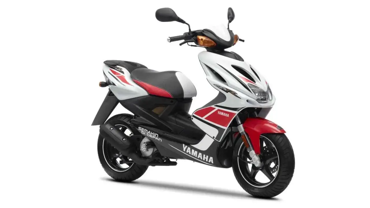 Sportowy skuter Yamaha Aerox 50. Bez blokad, ile jedzie? To pytanie zadaje sobie wielu młodych kierowców.