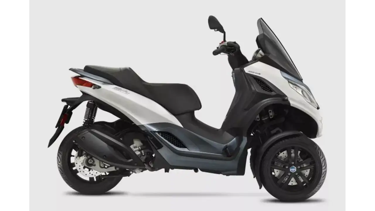 Biały tr&oacute;jkołowy skuter Piaggio MP3 300. Sprawdź piaggio mp3 300 dane techniczne, by poznać jego możliwości.