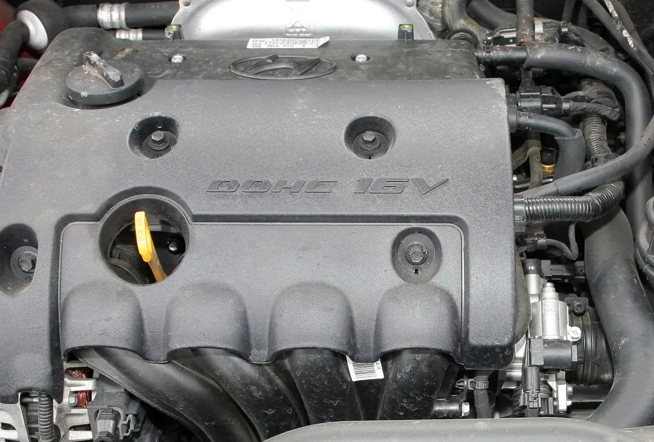 Silnik samochodowy z napisem DOHC 16V. DOHC to skr&oacute;t od 