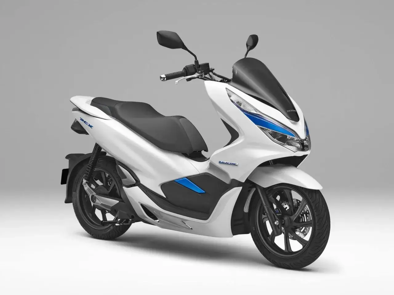 Biały skuter elektryczny Honda PCX Electric, idealny jako motor bez prawa jazdy, z niebieskimi akcentami i czarną szybą.