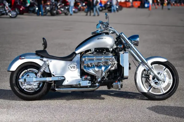 Srebrny motocykl Boss Hoss V8 z potężnym silnikiem V8, błyszczącymi chromowanymi elementami i masywnymi kołami.