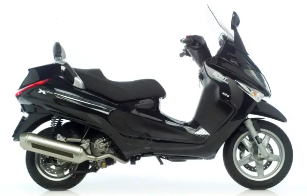 Czarny Piaggio Xevo 125, gotowy do jazdy. Poznaj jego piaggio xevo 125 dane techniczne i poczuj wolność.