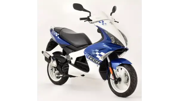 Sportowy skuter Peugeot Jet Force 50 w biało-niebieskich barwach z motywem szachownicy.