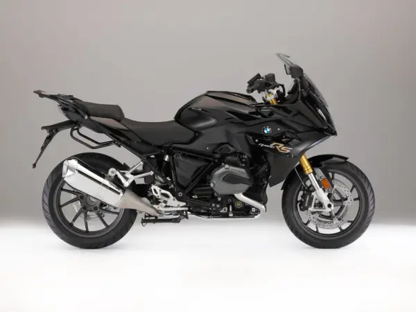 Czarny motocykl BMW R1200RS z widocznym silnikiem typu bokser i złotymi elementami zawieszenia. Dane techniczne tego modelu są imponujące.