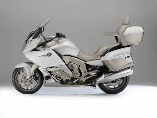 Elegancki motocykl BMW K1600GTL w kolorze perłowej bieli i beżu. Poznaj jego bmw k1600gtl dane techniczne i ciesz się komfortem podróży.