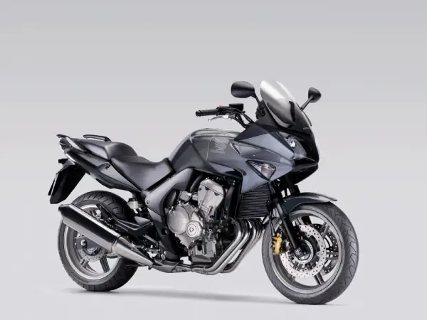 Szary motocykl Honda CBF 600 z wtryskiem paliwa, gotowy na każdą drogę.