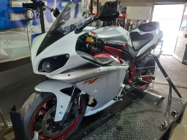 Sportowy motocykl Yamaha R1, biało-szary, z czerwonymi akcentami, przygotowywany do jazdy na A2.