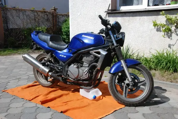Niebieski motocykl Kawasaki ER-5, idealny na prawo jazdy kat B, motocykl 250. Gotowy do jazdy po wymianie oleju.