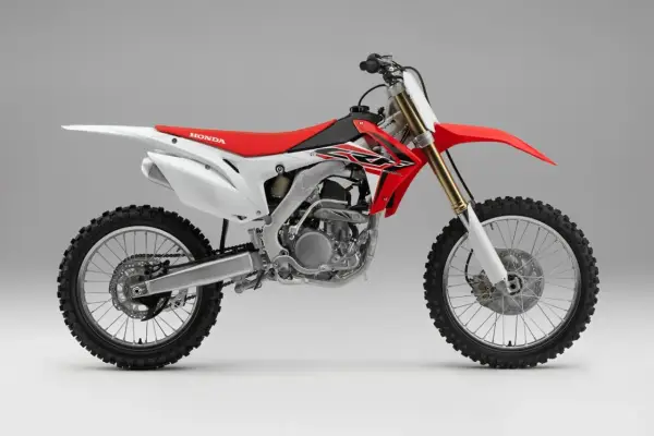 Honda CRF250R – idealny motocykl cross dla początkujących. Czerwono-biały, z mocnym silnikiem i terenowymi oponami.