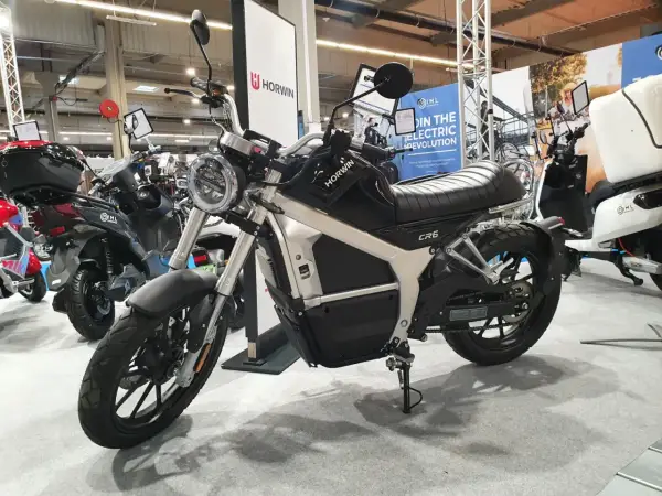 Stylowe motocykle elektryczne na kat B. Czarny Horwin CR6 z klasycznym designem, obok innych elektryków.