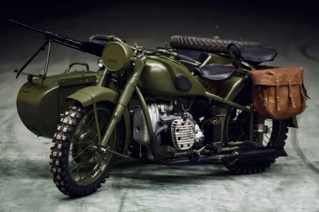 Zielony motocykl z wózkiem bocznym i karabinem maszynowym, przypominający niemieckie motocykle z II wojny światowej.